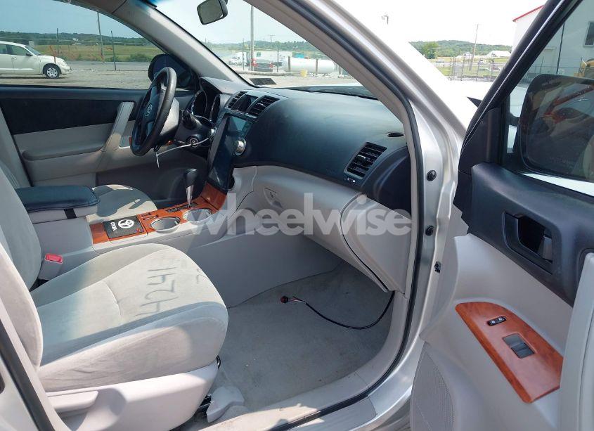 Photo 5 of 2010 Toyota Highlander (VIN 5TDZA3EH7AS001844)