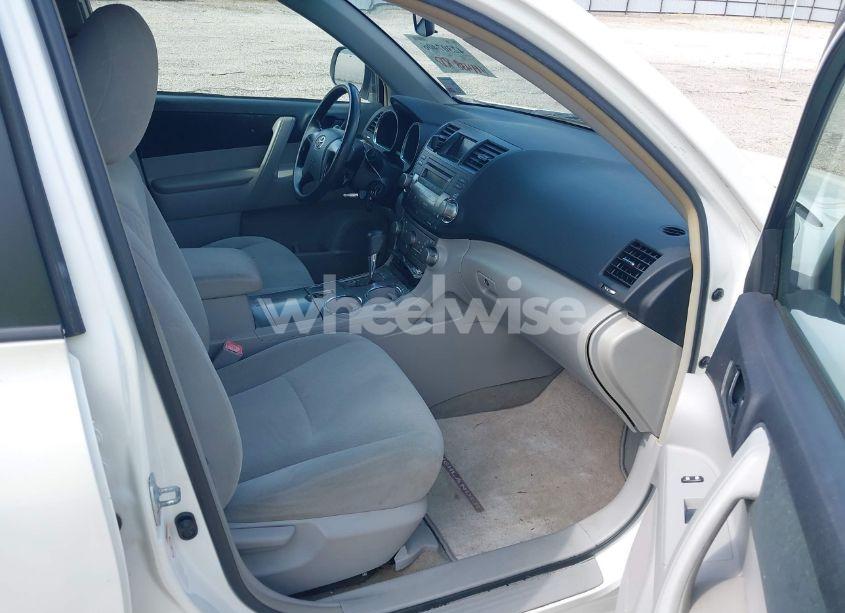 Photo 5 of 2010 Toyota Highlander (VIN 5TDZA3EH7AS006526)