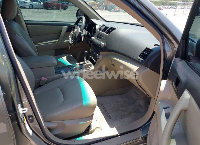 Photo 5 of 2010 Toyota Highlander (VIN 5TDZA3EH8AS004235)