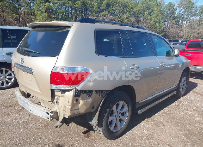 Photo 4 of 2013 Toyota Highlander BASE PLUS (VIN 5TDZA3EH8DS033044)