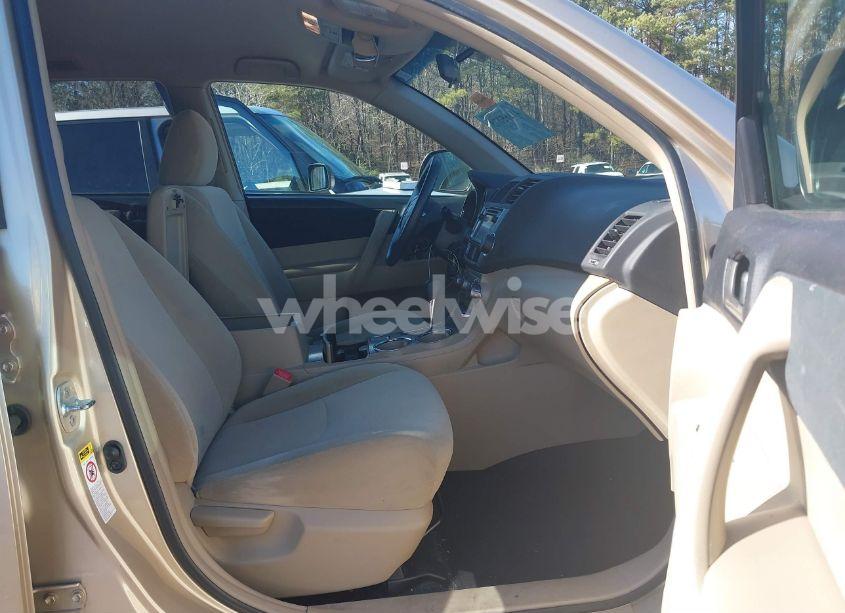 Photo 5 of 2013 Toyota Highlander BASE PLUS (VIN 5TDZA3EH8DS033044)