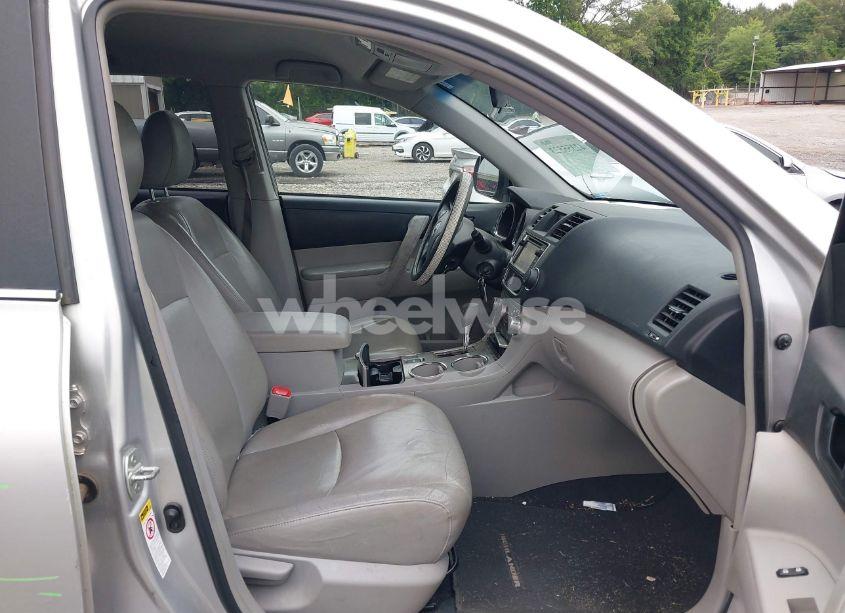 Photo 5 of 2013 Toyota Highlander BASE PLUS (VIN 5TDZA3EHXDS035488)