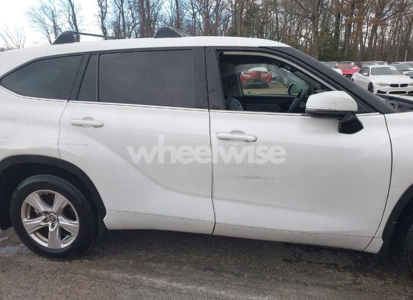 Photo 13 of 2022 Toyota Highlander HYBRID LE (VIN 5TDZARAH0NS016295)