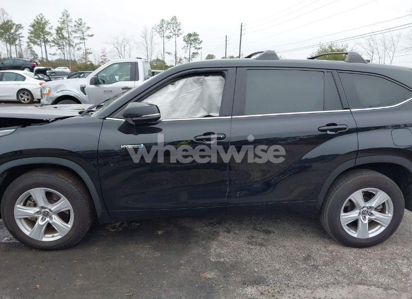 Photo 14 of 2021 Toyota Highlander HYBRID LE (VIN 5TDZARAH5MS008031)