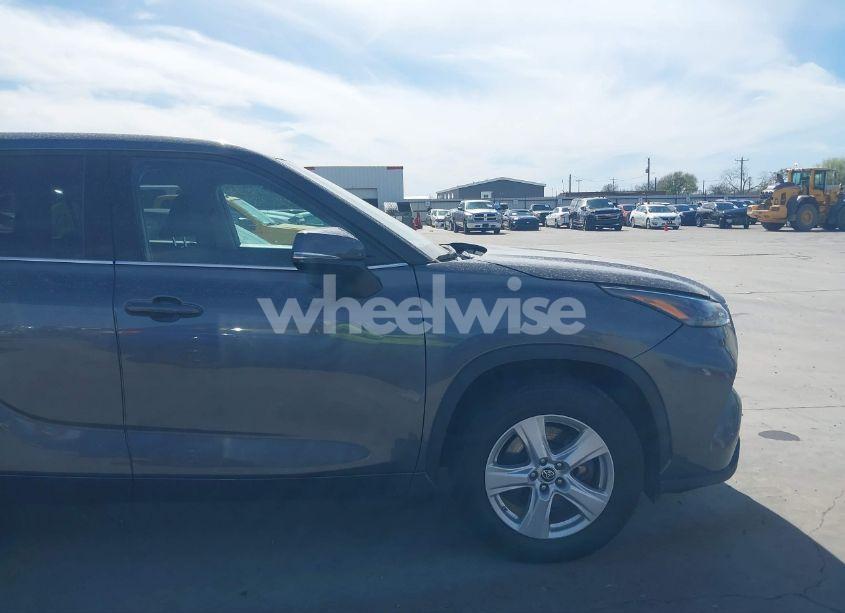 Photo 13 of 2022 Toyota Highlander HYBRID LE (VIN 5TDZARAH5NS517327)
