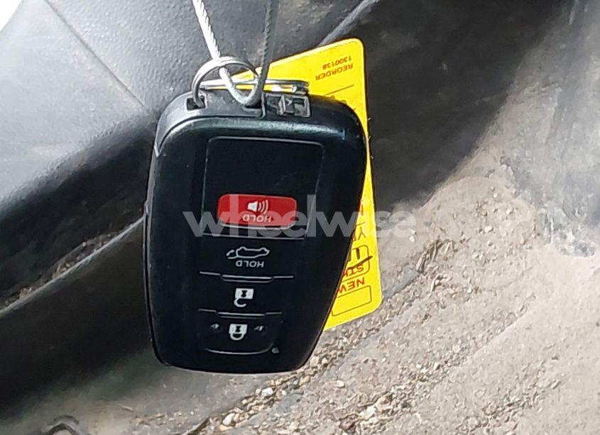 Photo 11 of 2021 Toyota Highlander HYBRID LE (VIN 5TDZARAH6MS504147)