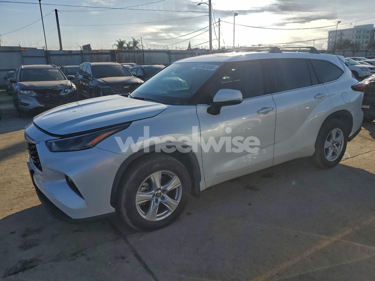 2023 TOYOTA HIGHLANDER HYBRID LE (VIN 5TDZARAHXPS521120) main photo