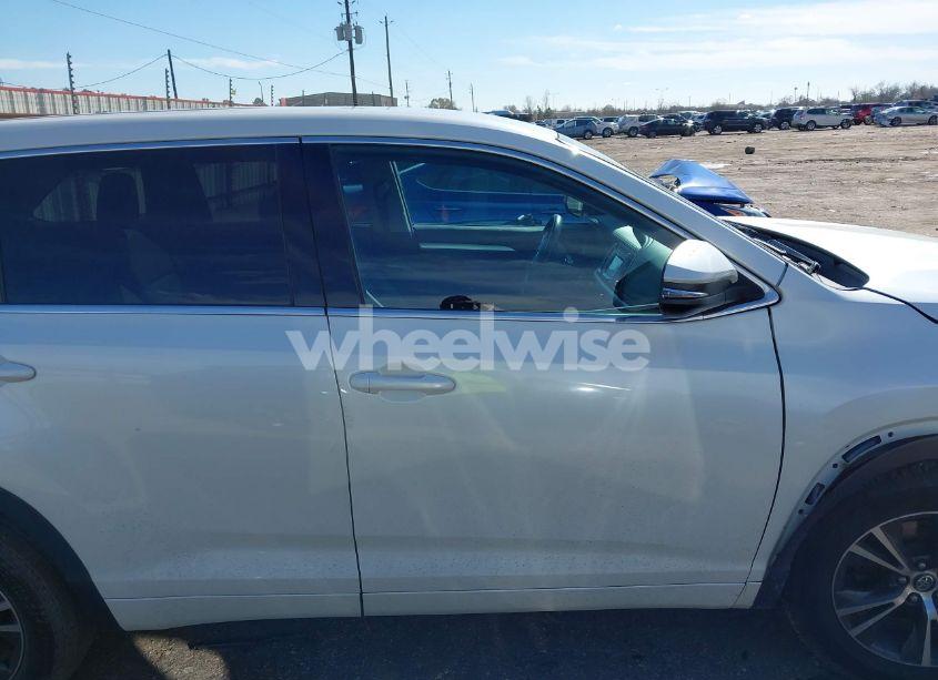 Photo 13 of 2017 Toyota Highlander LE (VIN 5TDZARFH0HS027133)