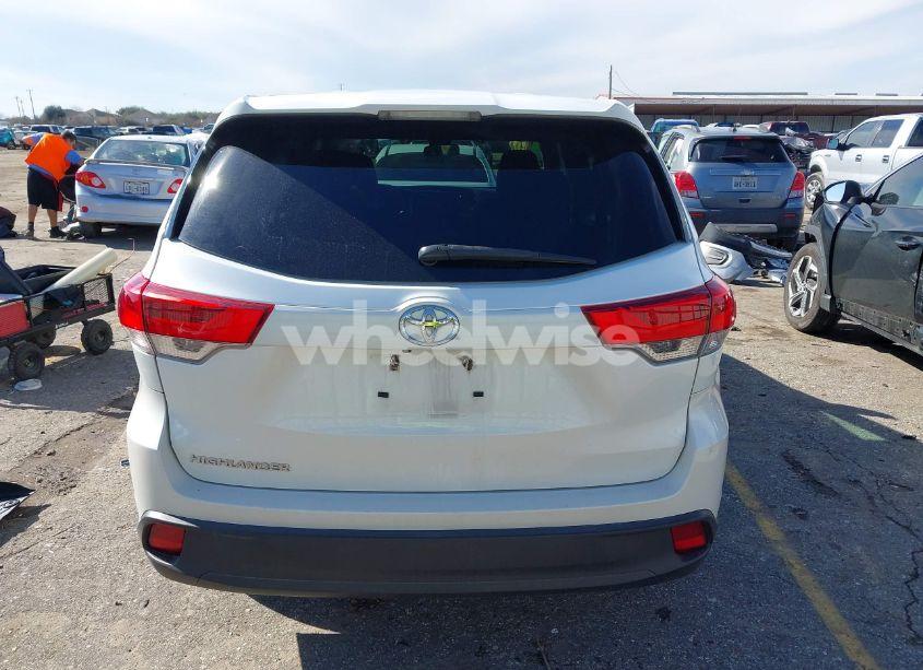 Photo 16 of 2017 Toyota Highlander LE (VIN 5TDZARFH0HS027133)