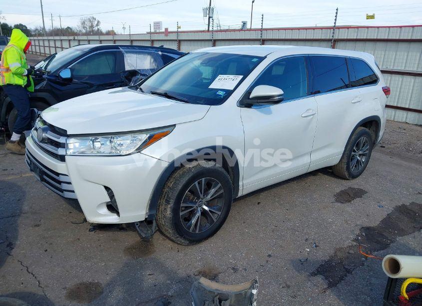 Photo 2 of 2017 Toyota Highlander LE (VIN 5TDZARFH0HS027133)