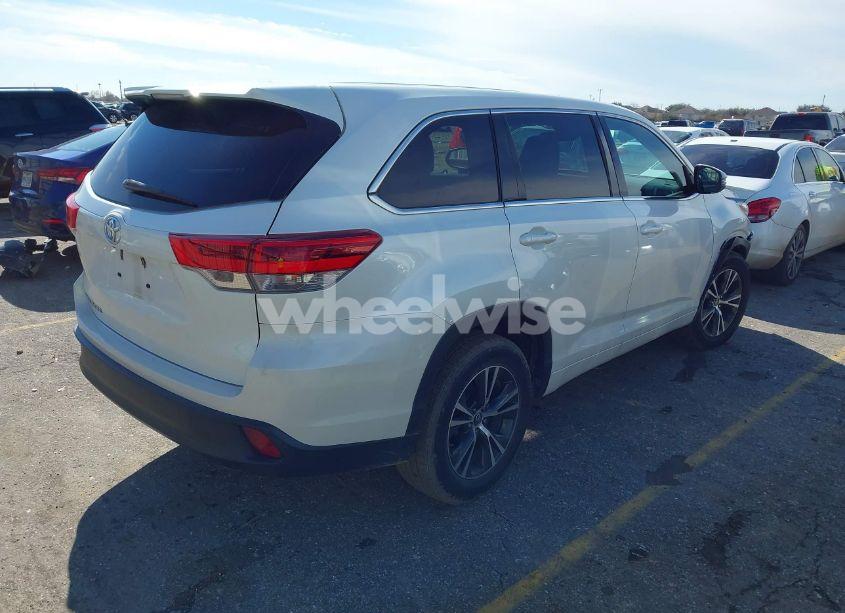 Photo 4 of 2017 Toyota Highlander LE (VIN 5TDZARFH0HS027133)