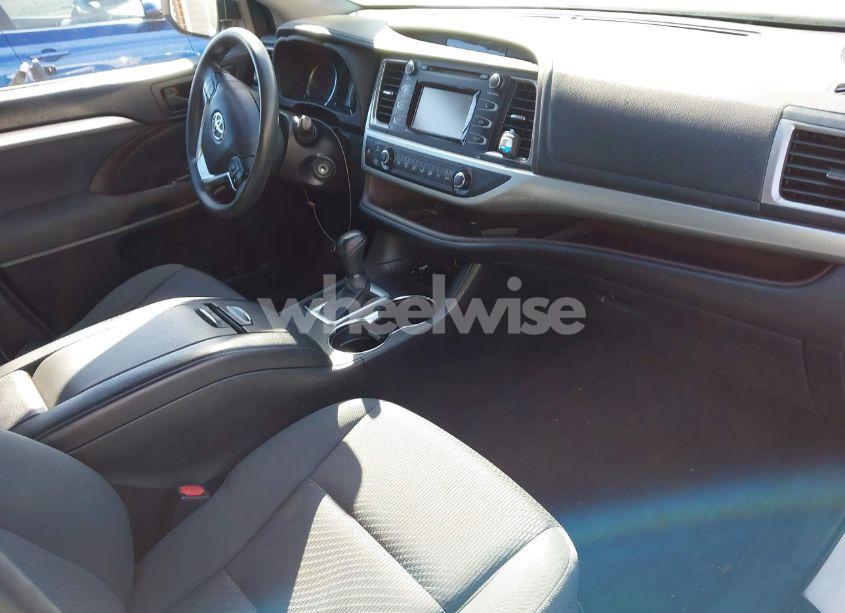 Photo 5 of 2017 Toyota Highlander LE (VIN 5TDZARFH0HS027133)