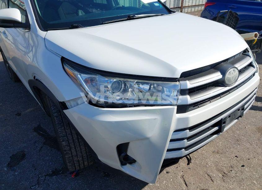 Photo 6 of 2017 Toyota Highlander LE (VIN 5TDZARFH0HS027133)