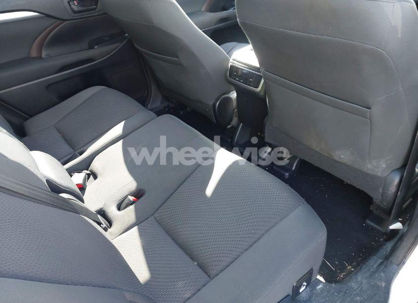 Photo 8 of 2017 Toyota Highlander LE (VIN 5TDZARFH0HS027133)