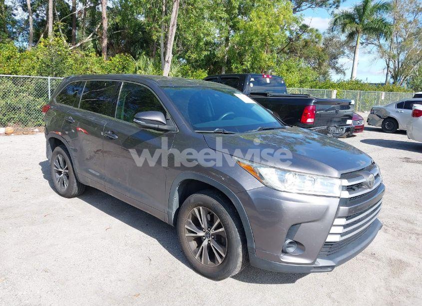 2018 Toyota Highlander LE (VIN 5TDZARFH0JS041894) main photo