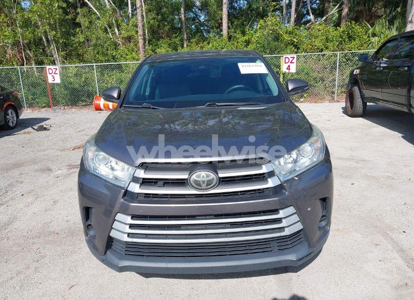 Photo 12 of 2018 Toyota Highlander LE (VIN 5TDZARFH0JS041894)