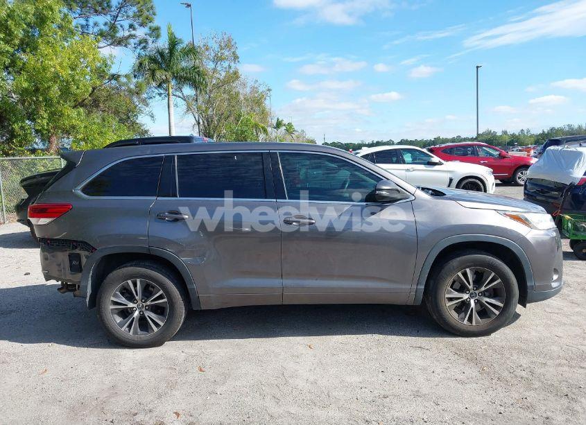 Photo 13 of 2018 Toyota Highlander LE (VIN 5TDZARFH0JS041894)