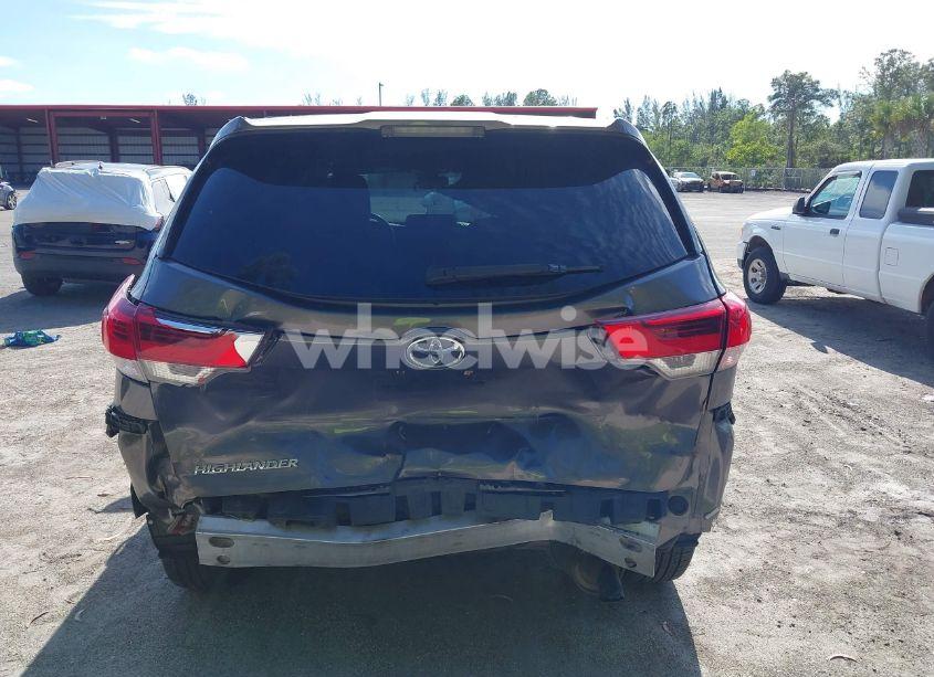 Photo 16 of 2018 Toyota Highlander LE (VIN 5TDZARFH0JS041894)