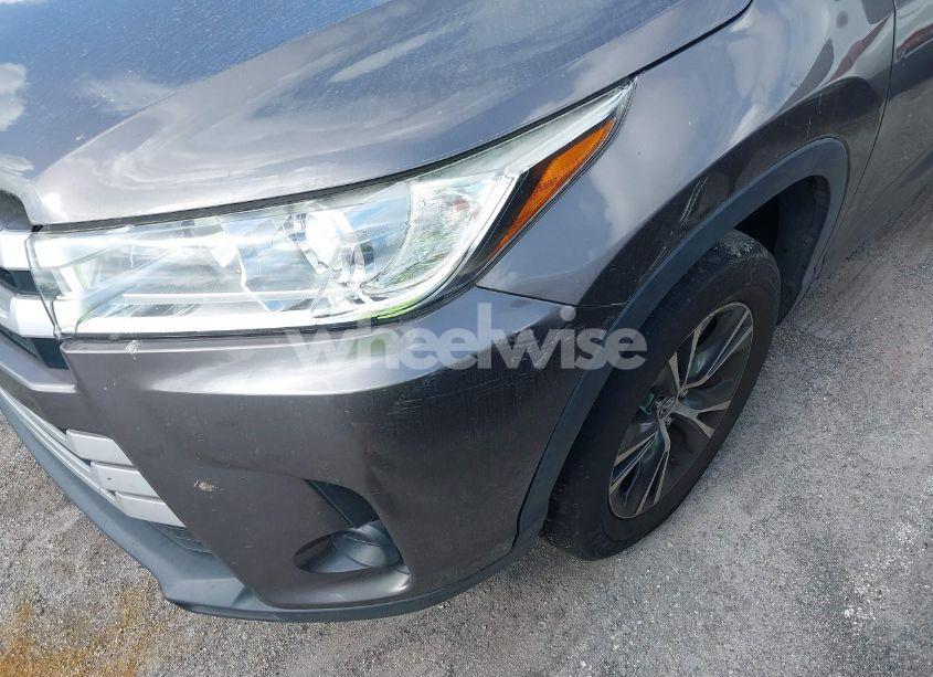 Photo 17 of 2018 Toyota Highlander LE (VIN 5TDZARFH0JS041894)