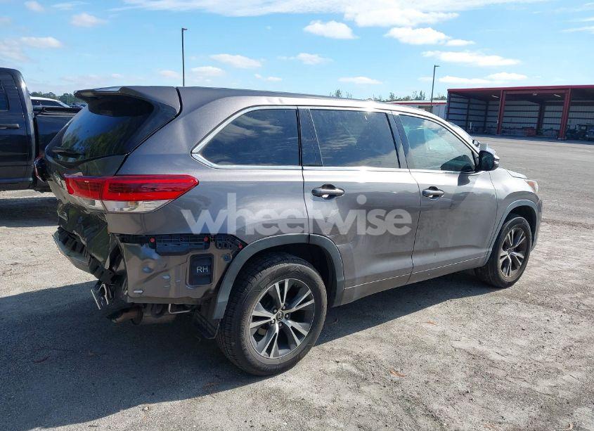 Photo 4 of 2018 Toyota Highlander LE (VIN 5TDZARFH0JS041894)
