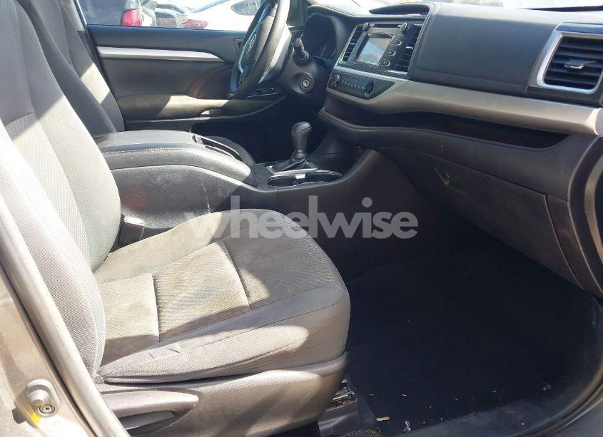 Photo 5 of 2018 Toyota Highlander LE (VIN 5TDZARFH0JS041894)