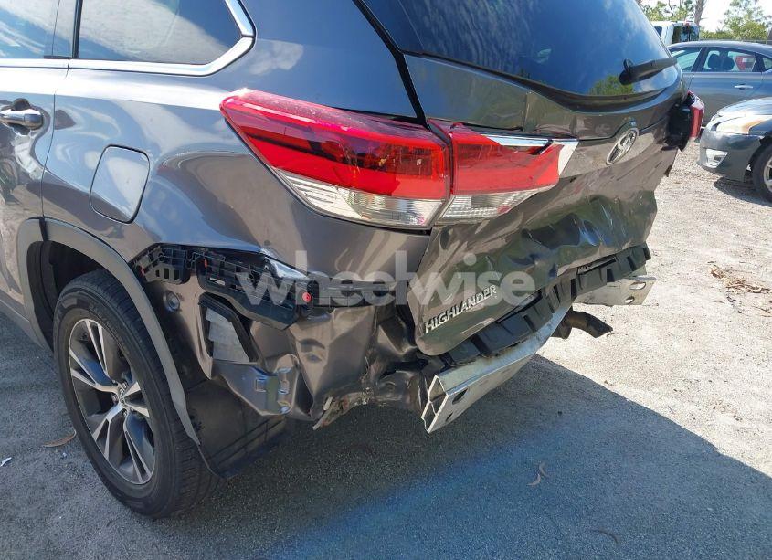 Photo 6 of 2018 Toyota Highlander LE (VIN 5TDZARFH0JS041894)