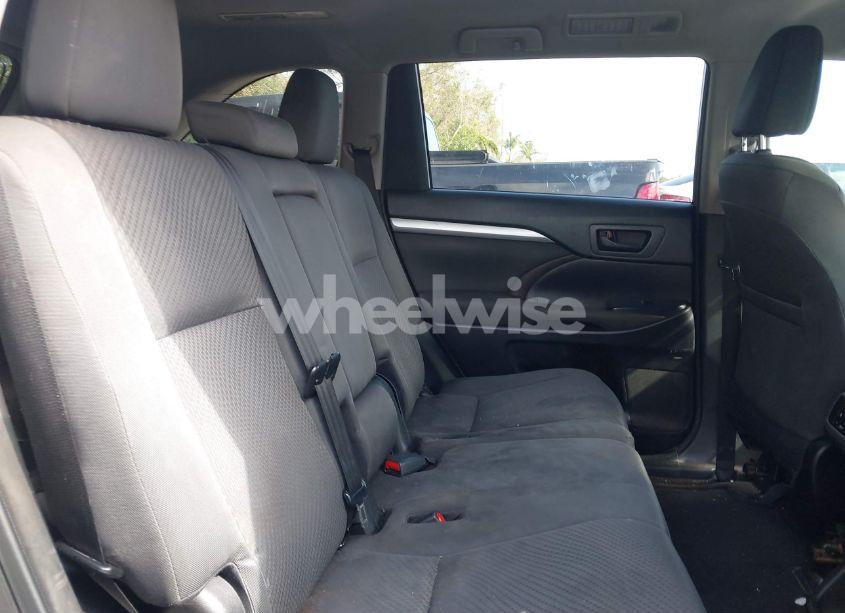 Photo 8 of 2018 Toyota Highlander LE (VIN 5TDZARFH0JS041894)