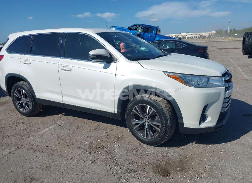 2019 Toyota Highlander LE (VIN 5TDZARFH0KS056736) main photo