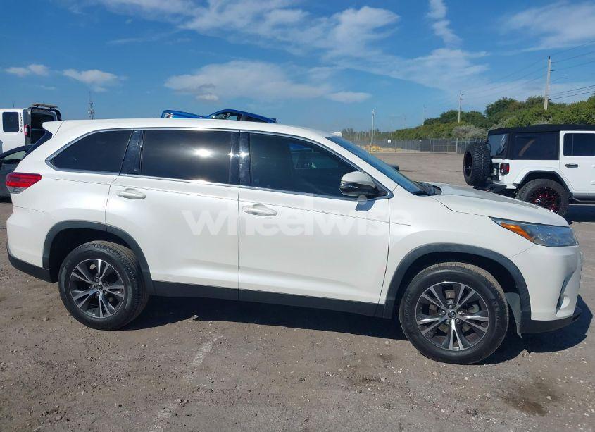 Photo 13 of 2019 Toyota Highlander LE (VIN 5TDZARFH0KS056736)