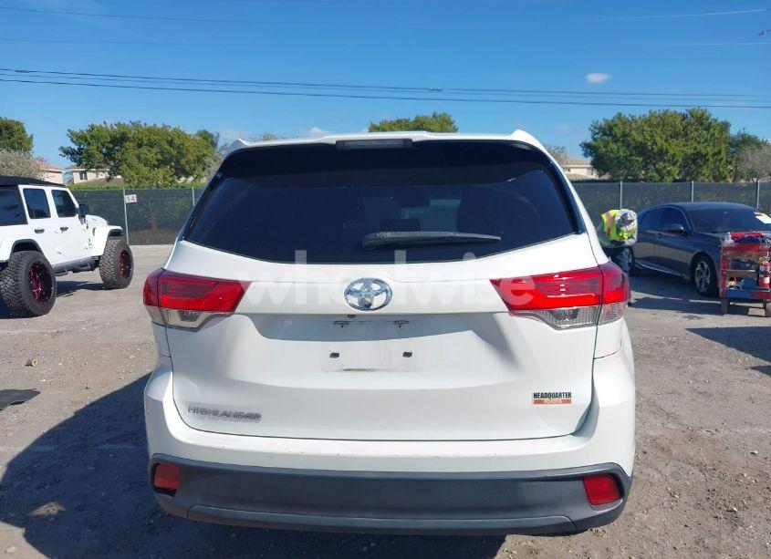 Photo 16 of 2019 Toyota Highlander LE (VIN 5TDZARFH0KS056736)