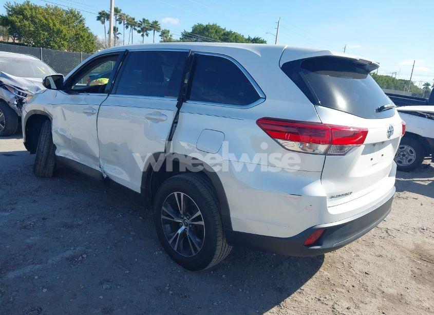 Photo 3 of 2019 Toyota Highlander LE (VIN 5TDZARFH0KS056736)