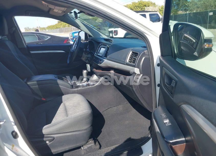 Photo 5 of 2019 Toyota Highlander LE (VIN 5TDZARFH0KS056736)