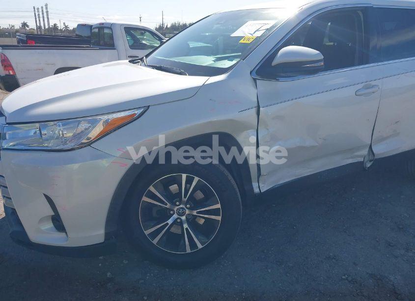 Photo 6 of 2019 Toyota Highlander LE (VIN 5TDZARFH0KS056736)
