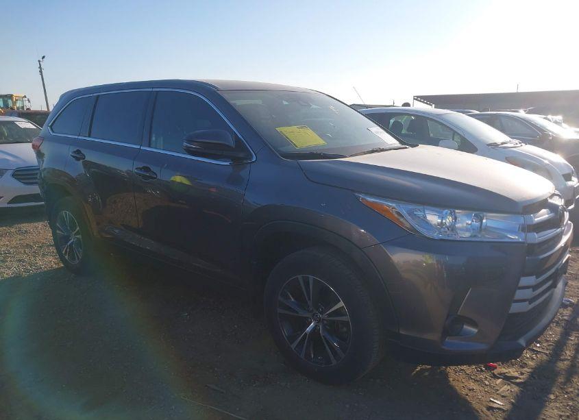 2019 Toyota Highlander LE (VIN 5TDZARFH0KS059636) main photo