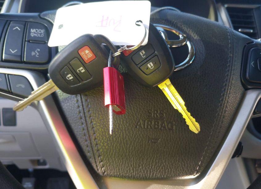 Photo 11 of 2019 Toyota Highlander LE (VIN 5TDZARFH0KS059636)