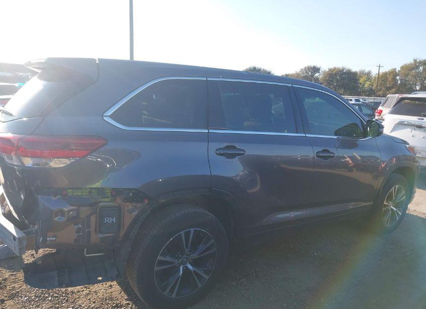Photo 14 of 2019 Toyota Highlander LE (VIN 5TDZARFH0KS059636)