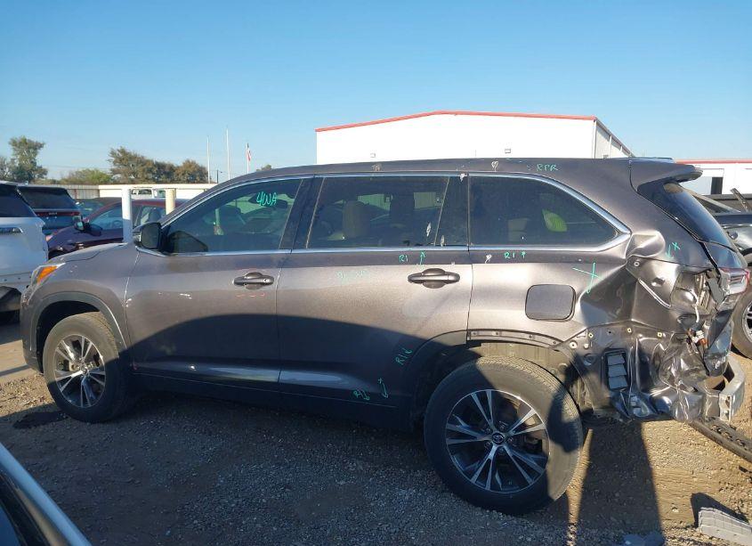 Photo 15 of 2019 Toyota Highlander LE (VIN 5TDZARFH0KS059636)