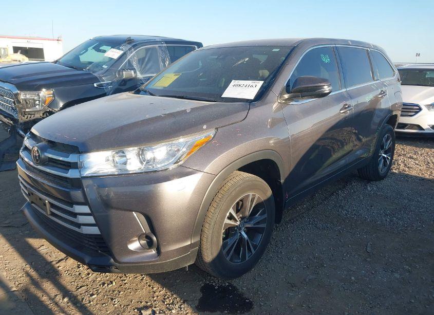 Photo 2 of 2019 Toyota Highlander LE (VIN 5TDZARFH0KS059636)