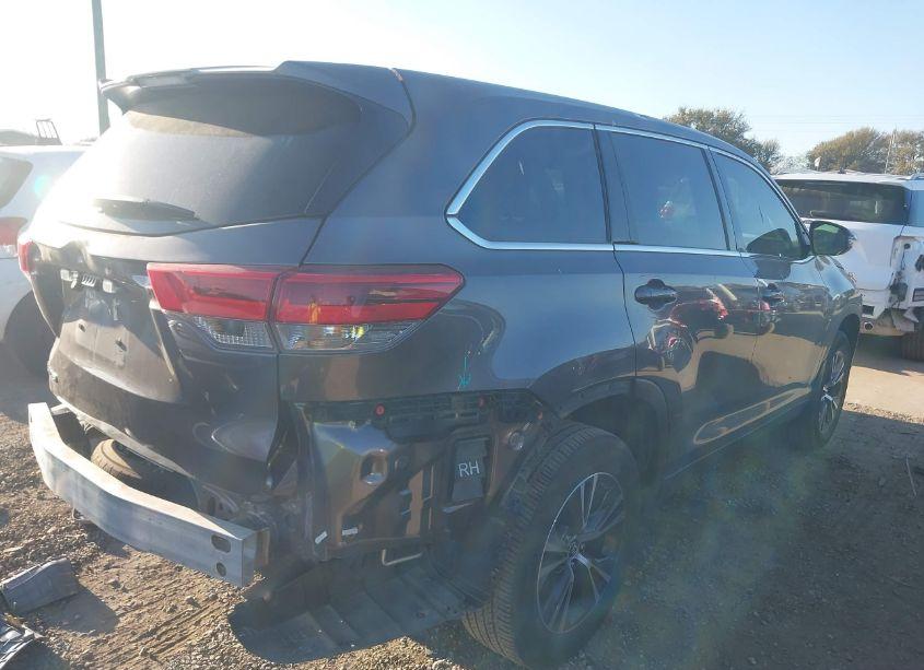 Photo 4 of 2019 Toyota Highlander LE (VIN 5TDZARFH0KS059636)