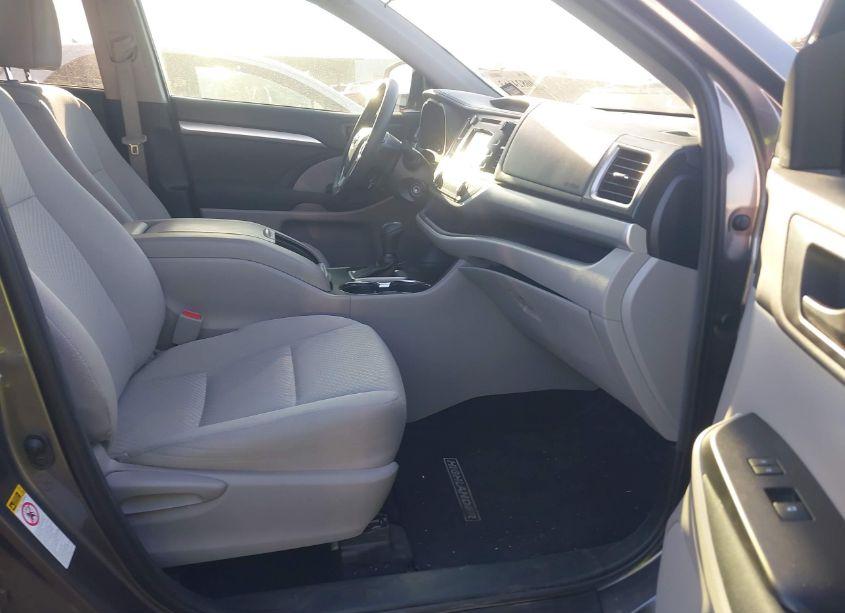 Photo 5 of 2019 Toyota Highlander LE (VIN 5TDZARFH0KS059636)