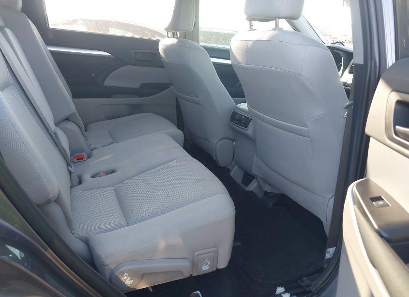 Photo 8 of 2019 Toyota Highlander LE (VIN 5TDZARFH0KS059636)