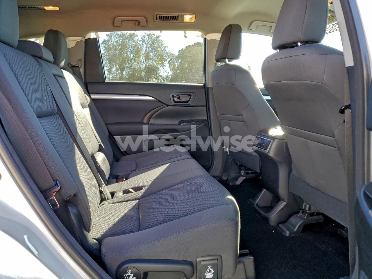 Photo 11 of 2014 TOYOTA HIGHLANDER LE (VIN 5TDZARFH1ES004584)