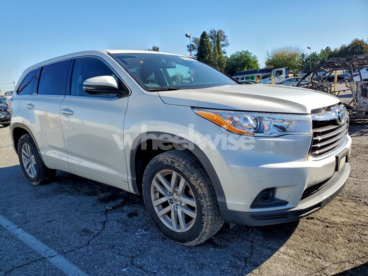 Photo 4 of 2014 TOYOTA HIGHLANDER LE (VIN 5TDZARFH1ES004584)