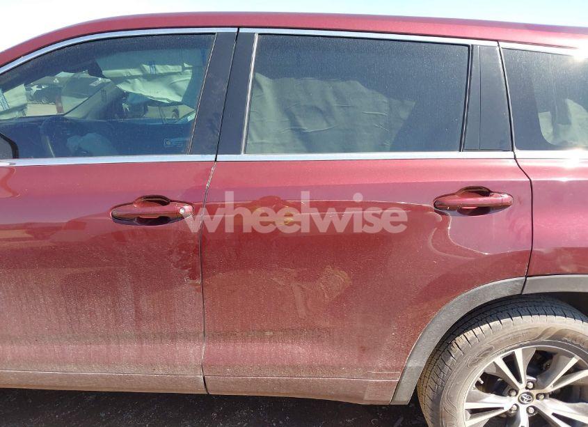 Photo 14 of 2018 Toyota Highlander LE (VIN 5TDZARFH1JS032833)