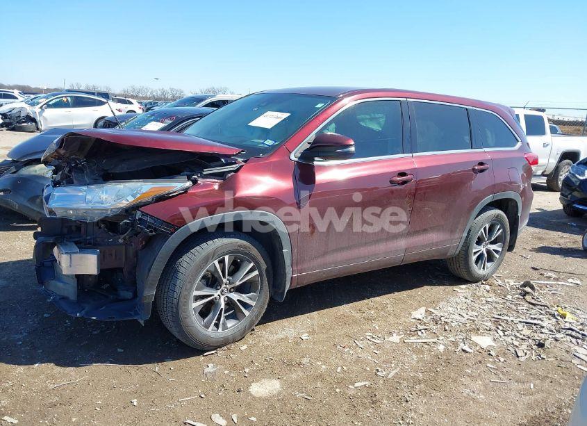 Photo 2 of 2018 Toyota Highlander LE (VIN 5TDZARFH1JS032833)
