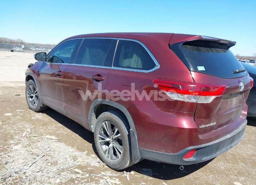 Photo 3 of 2018 Toyota Highlander LE (VIN 5TDZARFH1JS032833)