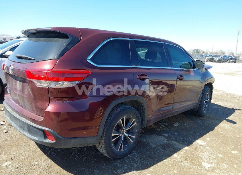 Photo 4 of 2018 Toyota Highlander LE (VIN 5TDZARFH1JS032833)