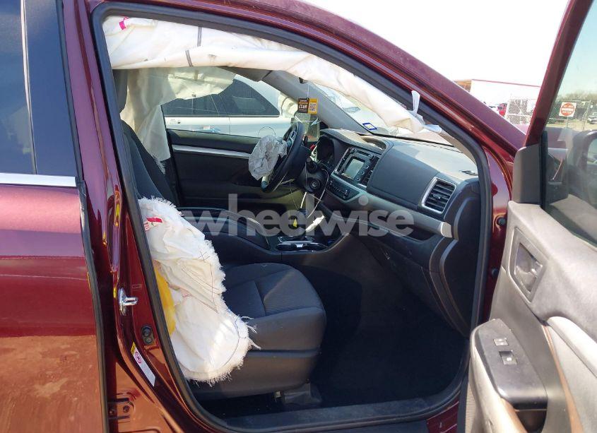 Photo 5 of 2018 Toyota Highlander LE (VIN 5TDZARFH1JS032833)