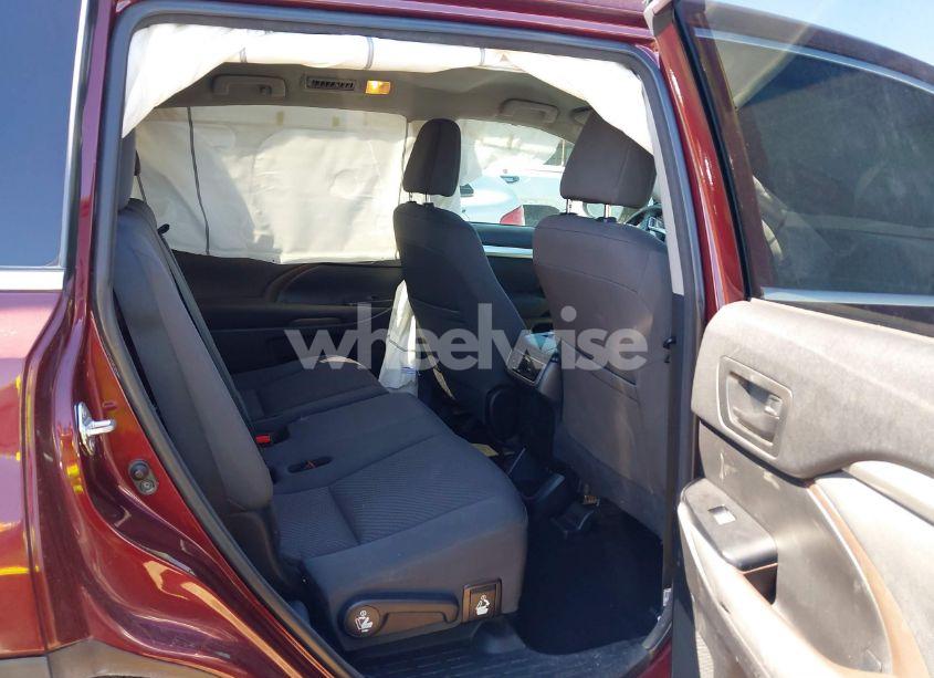 Photo 8 of 2018 Toyota Highlander LE (VIN 5TDZARFH1JS032833)