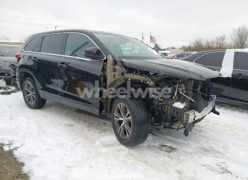 2019 Toyota Highlander LE (VIN 5TDZARFH1KS051707) main photo